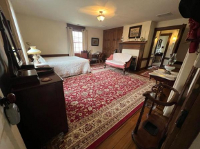 Upstairs Historic 1 Bedroom 1 Bath Suite with Mini-Kitchen, Porch & River Views